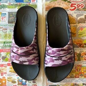 Oofos OOahh slide sandal size EU 41 women’s 10 men’s 8 purple camo